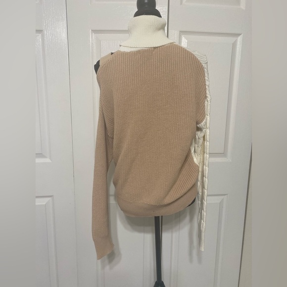 NWT 525 America Tan and Cream Off-the-Shoulder Sweater size XS - Picture 3 of 10